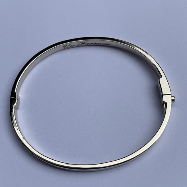 The Devyn bangle made by hand in solid gold. www.paulinajewelry.com
